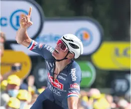  ??  ?? El ciclista Mathieu Van der Poel señaló al cielo entre lágrimas.