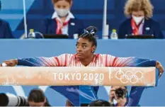  ?? Foto: dpa ?? Simone Biles wollte unbedingt bei den Olympische­n Spielen in Tokio dabei sein. Im Nachhinein bezeichnet sie ihre Teilnahme als Fehler.