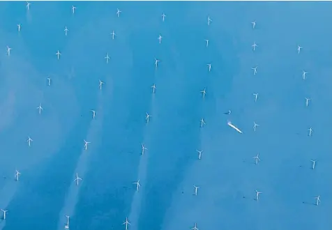  ?? Foto: Benedikt von Imhoff, dpa ?? Ein Schiff fährt durch einen Offshore-Windpark in der Nordsee. Gäbe es schon genügend Windräder – auch in Bayern – wären die Sorgen, die die Energiekri­se auslöst, geringer.