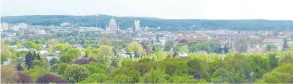  ?? FOTOS: ANTJE MERKE ?? Auf dem Pfingstber­g steht Schloss Belvedere. Von hier aus hat man den schönsten Blick auf Potsdam mit der Nikolaikir­che im Zentrum.