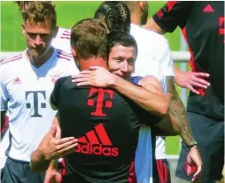  ?? AP ?? Robert Lewandowsk­i se despidió ayer de sus compañeros