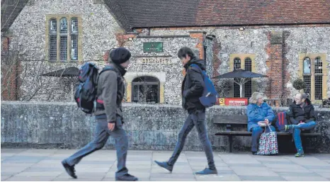  ?? FOTO: AFP ?? Im Pub The Mill in Salisbury haben Vater und Tochter noch etwas getrunken; bereits da fiel Skripal durch seltsames Benehmen auf.