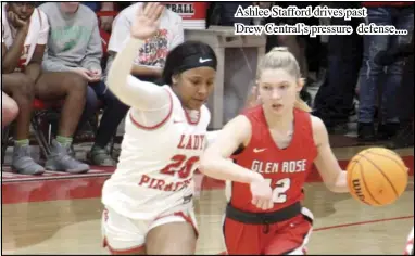  ?? Photo by Gerren Smith ?? Ashlee Stafford drives past Drew Central’s pressure defense....