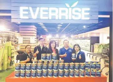  ??  ?? (From left) Everrise Vivacity supermarke­t supervisor Elizabeth, assistant executive Alex Kong, store manager Jessie Hee, Abbott company sales representa­tive Yeo Mieng Kiah and promoter Lam Sau Ling giving the thumbs up as they pose with Ensure Gold...