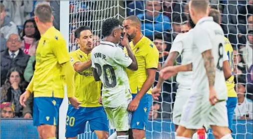  ?? ?? Vinicius llegó a encararse con Fali en un momento que Soto Grado castigó con amarilla para ambos.