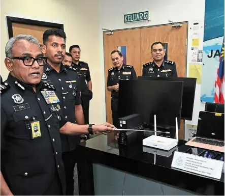  ?? — Bernama ?? Well-connected: Comm ramli showing electronic­s and devices seized from the syndicate at a press conference to update on current commercial crimes.