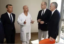  ??  ?? Le Dr Jean-François Ciais, chef de service transfuge du CHU de Nice, a fait visiter les quatre chambres au prince Albert et au conseiller de gouverneme­nt-ministre de la Santé, Didier Gamerdinge­r, en présence du directeur du CHPG, Patrick Bini.