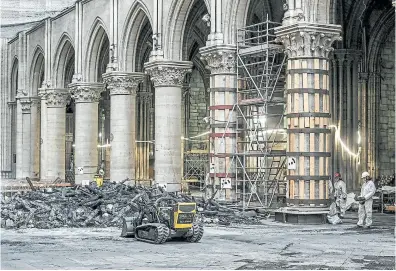  ?? Fotos de stephane de sakutin/reuters ?? Un robot remueve los escombros en el suelo de la catedral