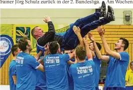  ??  ?? Gothaer Aufstiegsj­ubel in der Ernestiner-halle nach dem letzten Saisonspie­l im Frühjahr in der . Liga Ost. Trainer Jörg Schulz wird auf Händen getragen Foto: Falk Böttger