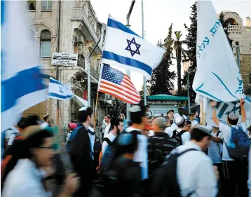  ??  ?? Des milliers d’israéliens ont défilé dans les rues de Jérusalem hier à la veille du 70e anniversai­re de la création d’israël.