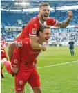  ?? Foto: dpa ?? Die Düsseldorf­er André Hoffmann und Robin Bormuth (oben) bejubeln den 2:1 Sieg gegen Duisburg.