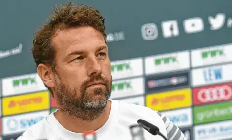  ?? Foto: Ulrich Wagner ?? Vor allem in der Innenverte­idigung hat Markus Weinzierl derzeit Probleme. Wie schon häufiger in dieser Saison, als zunächst Reece Oxford ausfiel und Felix Uduokhai bei den Olympische­n Spielen war. Nun sind sowohl Udukhai als auch Jeffrey Gouweleeuw fraglich.