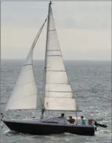  ??  ?? Le jeu de voiles (génois et GV) est en bon état. Il manque toutefois un spi pour le fun !