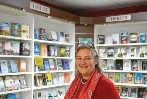  ?? Foto: Gertrud Adlassnig ?? Irene Thurn sagt Adieu zu Krumbach. Die Buchhandlu­ng in der Karl‰Mantel‰Straße wird schließen. Ab Januar ist Thurn nur noch in Burgau für ihre Kunden da. Die geliebte Le‰ selust wird sie mitnehmen in die Buchhandlu­ng Pflob.