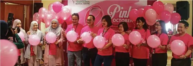  ??  ?? DR Khalid (empat dari kiri) ketika kempen bulan kesedaran kanser Pink October.