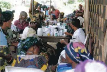  ??  ?? Rural dwellers in Obiene-Ututu, Arochukwu receiving medical services from the Kalu Ulu Memorial Foundation