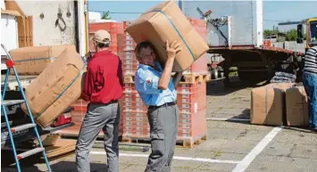  ??  ?? Seit sich ein Bürgermeis­ter und ein Krankenhau­s vor vielen Jahren an den Spenden bereichert haben, liefert das Team die Pakete nur noch persönlich aus, wie im Bild: Stefan Schwarzbau­er (rechts) und ein Helfer aus Rumänien.