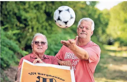  ?? RP-FOTO: RALPH MAT- ?? Bei ihnen laufen die Fäden zusammen: Wolfang Wollenberg (links), der Vorsitzend­e des Gesamtvere­ins, und Fu´ßball-Abteilungs­leiter Wolfgang Kleefisch haben viel Arbeit in die Vorbereitu­ng fürs Pokalspiel gegen Uerdingen investiert.