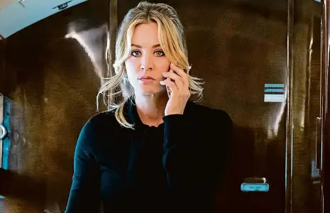  ?? Foto: HBO ?? Nepříjemné překvapení Kaley Cuoco hraje letušku, která se po bouřlivém nočním tahu probudí vedle mrtvoly.