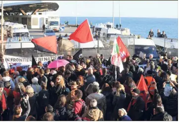  ??  ?? La manifestat­ion a rassemblé hier plus de  personnes qui sont venues se masser devant la frontière, solidement cadenassée par des grilles et des CRS. (Photos Cyril Dodergny)