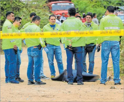  ?? EXPRESO ?? Escena. El cuerpo de la víctima de 24 años fue localizado en un sitio llamado La Ladrillera. Había sido degollada.