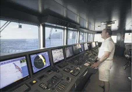  ??  ?? Le prince Albert II aux commandes du Yersin lors de la traversée entre Madère et les îles Desertas.