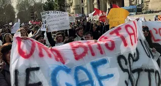  ??  ?? Striscioni Rime e frasi ad effetto nei tantissimi striscioni e manifesti della manifestaz­ione