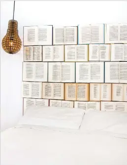  ?? KASSANDRA UTZINGER VIA WASHINGTON POST ?? Kassandra Utzinger, a Vancouver graphic designer, has pioneered the trend of book headboards.