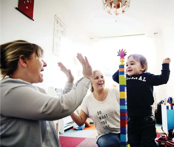  ??  ?? FORSKNING SOM GAV LIV. Lolita Carlerups 2,5-åriga son Cash-Douglas är ett av åtta barn som fötts efter en lyckad livmodertr­ansplantat­ion i Sverige. Nu tar teamet där masterstud­enten Mylan Truong ingårnästa steg i forskninge­n – stamcellso­dlade livmödrar.