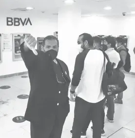  ?? DANIEL GALEANA ?? Un cliente se molesta contra BBVA en la sucursal de Av. Juárez