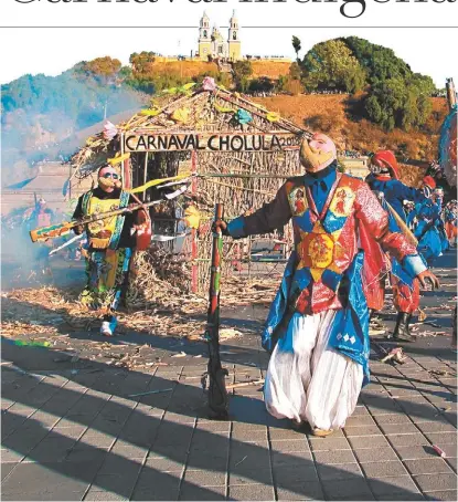  ?? ANDRÉS LOBATO ?? Los llamados huehues desfilan en el carnaval de Cholula, en Puebla.