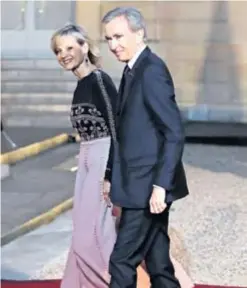  ??  ?? Najbogatij­i Francuz Bernard Arnault sa suprugom Helene Mercier