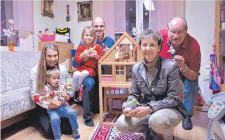  ?? FOTO: ANNA-LENA BUCHMAIER ?? Familie Niemczewsk­i ist im Mehrgenera­tionenhaus Stetten am kalten Markt zu Hause.