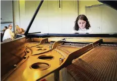  ?? RP-ARCHIVFOTO: KÖHLEN ?? Soloklavie­r: der 13-jährige Phil Sterzenbac­h am 27. Januar 2017 im HeinrichSt­rangmeier-Saal bei seinem Vorspiel.