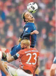  ?? FOTO: AFP ?? Poulsen (Leipzig) le gana por arriba a Vidal.
