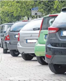  ?? ARCHIVFOTO: ROLAND RAY ?? Dicht an dicht parkende Autos in der Innenstadt: ein selten gewordenes Bild in Zeiten des Corona-Lockdowns.