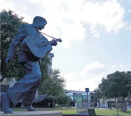  ??  ?? ► La Plaza de Elvis, con una estatua dedicada a su figura.