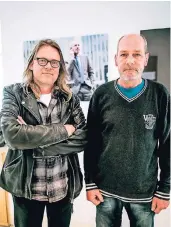  ?? RP-FOTO: ANNE ORTHEN ?? Fotograf Frank Schemmann hat auch Kalle (rechts und ganz rechts) in Szene gesetzt. Im Businessou­tfit würde wohl niemand glauben, dass Kalle sich in 20 Jahren Obdachlosi­gkeit mit Gelegenhei­tsjobs über Wasser hielt.