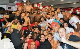  ?? AMÉRICA DE CALI ?? Alexandre Guimaraes junto al resto de su equipo celebrando la victoria de ayer frente el Deportivo Cali.
