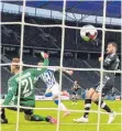  ?? FOTO: IMAGO IMAGES ?? Der Schlusspun­kt: Herthas Nemanja Radonjic trifft gegen Florian Müller zum 3:0.