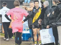  ?? Picture: PETER RISTEVSKI ?? TIGER TROUBLES: Torquay coach Dom Gleeson calls the shots from the sidelines.