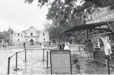  ?? Joe Holley / Contributo­r ?? A ticket booth is part of the clutter of Alamo Plaza these days.