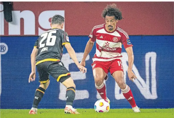  ?? FOTO: MORITZ MÜLLER ?? Spielte gegen den Karlsruher SC auf der Linksverte­idiger-Position groß auf: Emmanuel Iyoha (r.), hier gegen Paul Nebel.