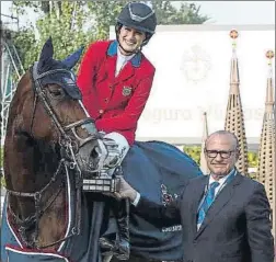  ?? FOTO: RC POLO ?? Jessica, sonriente con el trofeo que le entregó Emilio Zegrí (RCPB)