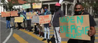  ?? Photo: Hugo Redelinghu­ys ?? Activists from Nieu-Bethesda were amongst the protesters who gathered in front of the Dutch Reformed Church in Church Street on Friday to object to plans for fracking in the Greater Karoo.