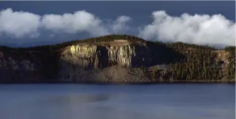  ?? MARK BOSTER/TRIBUNE NEWS SERVICE ?? A cloud bank hovers over the jagged rocks around Crater Lake, Ore. It’s nearly 610 metres deep and eight to 10 kilometres wide.