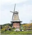  ??  ?? Die Windmühle in Holland und die „Stille Nacht“-kapelle in Frankenmut­h