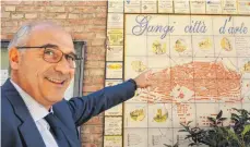  ?? FOTO: LENA KLIMKEIT ?? Der Bürgermeis­ter von Gangi, Francesco Paolo Migliazzo, will seinen Ort mit der Ein-Euro-Haus-Initiative wiederbele­ben.