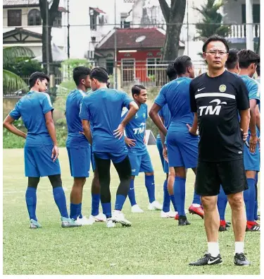  ?? — M. AZHAR ARIF/ The Star ?? Calm before the storm: National Under-23 coach Datuk Ong Kim Swee (right) overseeing his boys at a team training session at the Wisma FAM in Kelana Jaya yesterday.