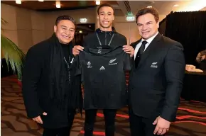  ?? PHOTOSPORT ?? Breakers recruit RJ Hampton is presented with an All Blacks jersey at Eden Park by Sir Michael Jones and Eroni Clarke.